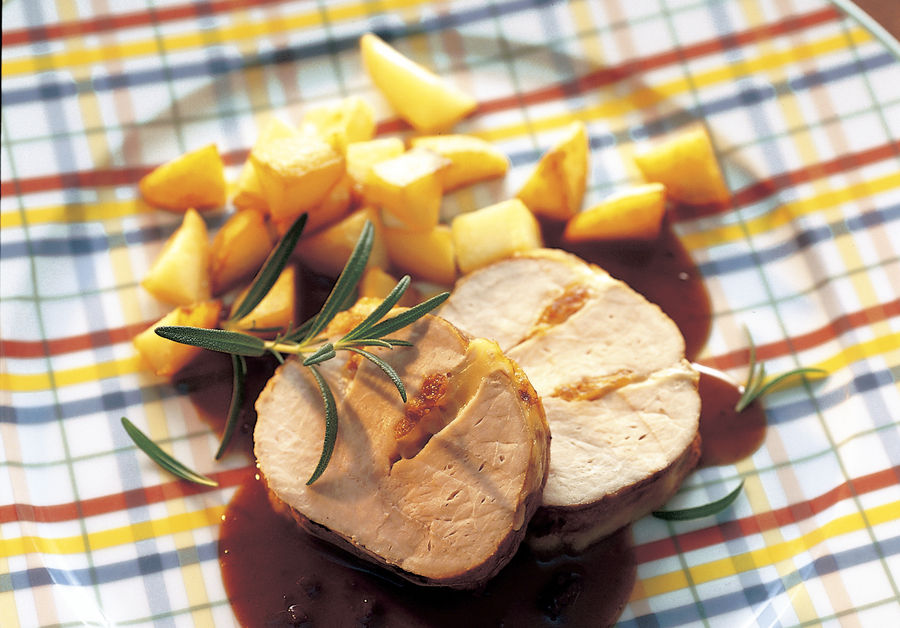 Filetto di maiale farcito al Tilsiter con salsa al burro e vino rosso