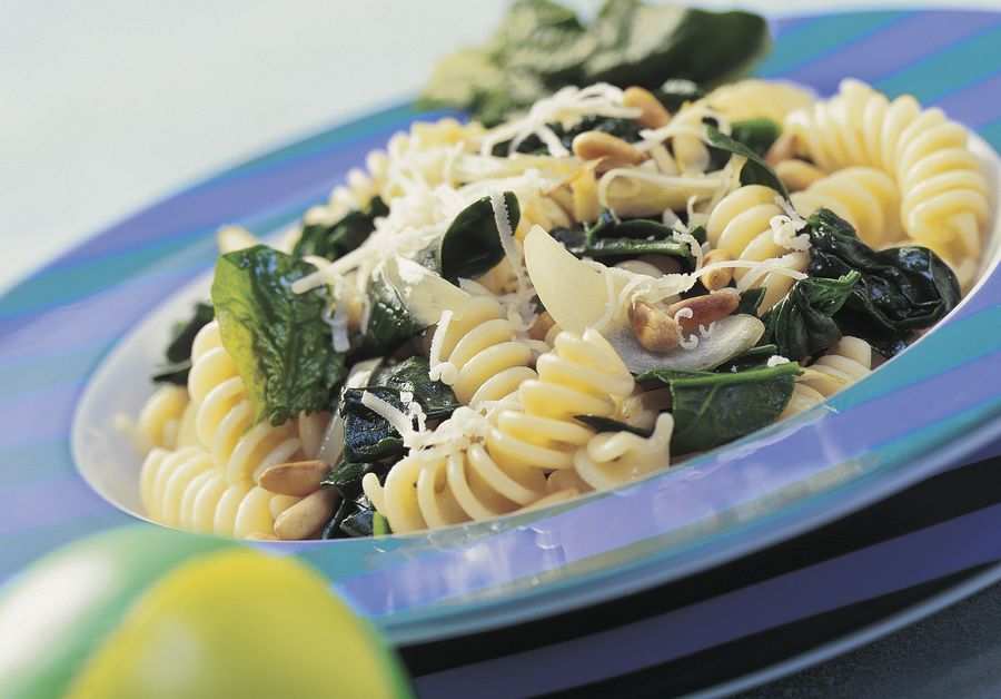 Fusilli agli spinaci, pinoli e Le Gruyère DOP