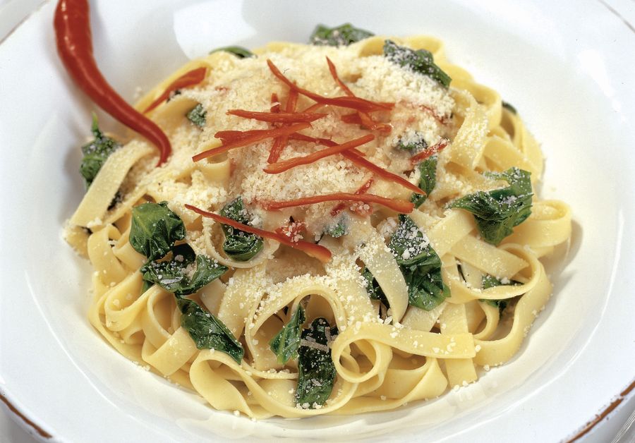 Tagliatelle agli spinaci con peperoncino e Sbrinz