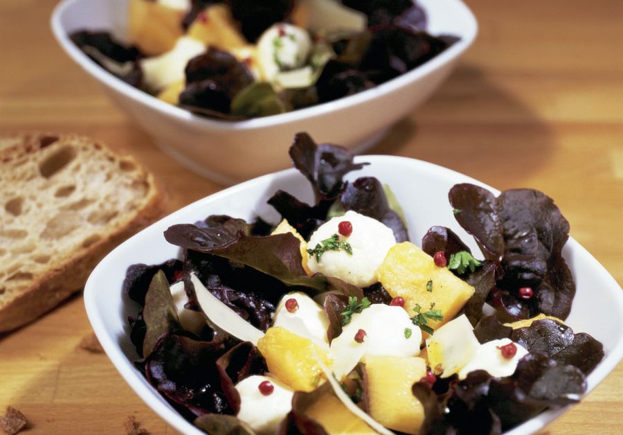 Insalata di formaggio e melone, con salsa al pepe rosa