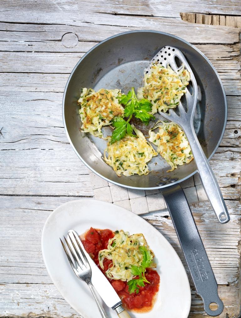 Biscottini salati al cavolo con salsa di pomodoro