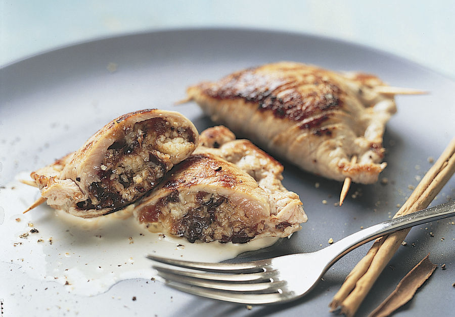 Involtini di vitello farciti di Le Gruyère DOP e prugne secche, con salsa alla cannella