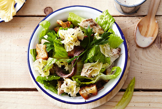 Caesar Salad con rosette di Tête de Moine DOP