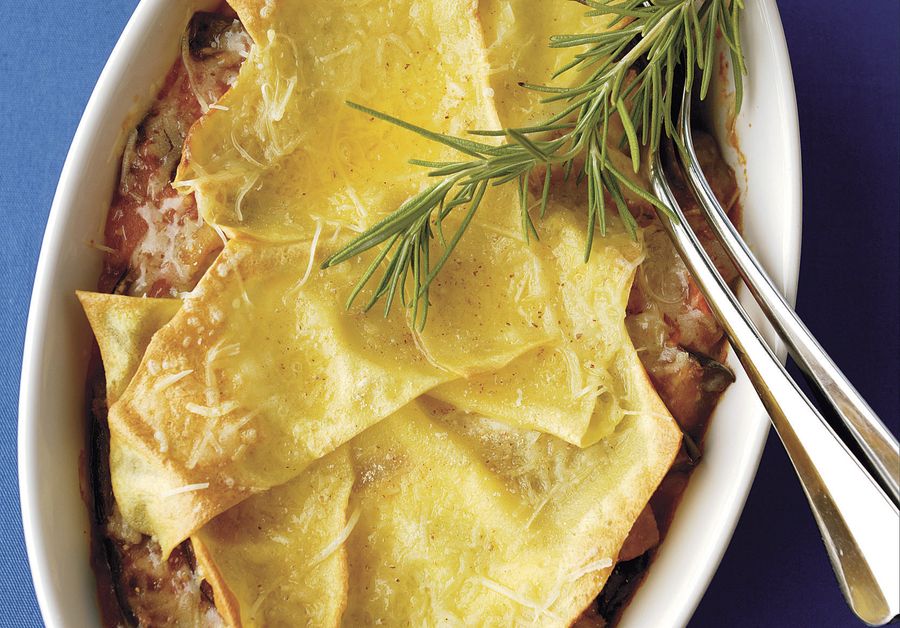 Lasagne con melanzane, pomodori e mozzarella