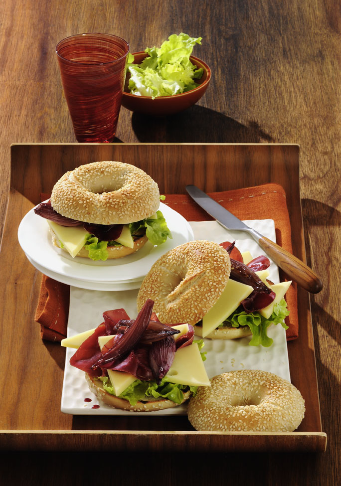 Bagel all’Appenzeller®  con scalogni al vino rosso