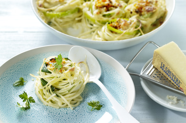 Nidi di spaghetti, porro e Le Gruyère DOP