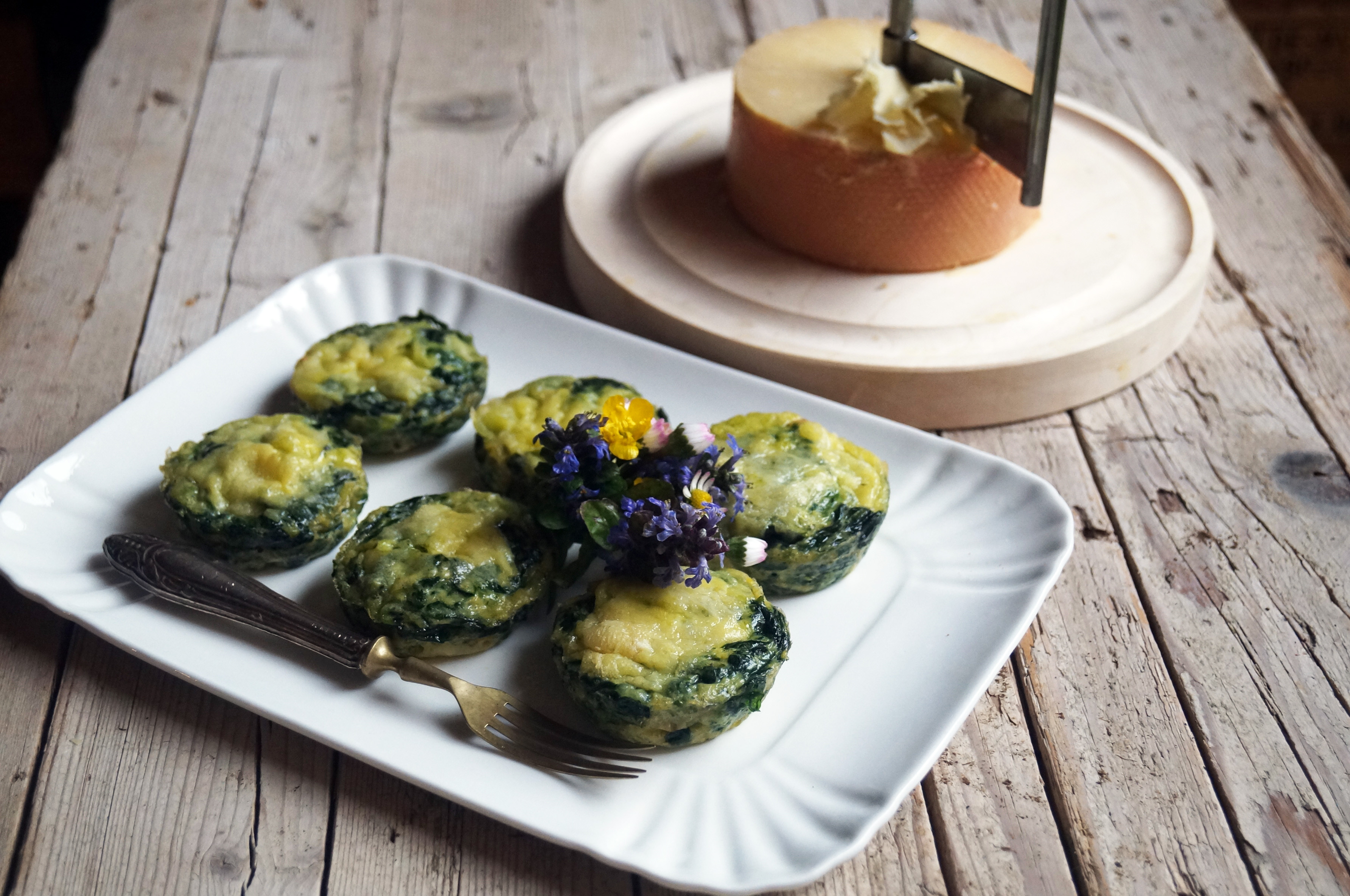 Frittatine mignon con erbe e fiori di campo e Tête de Moine DOP