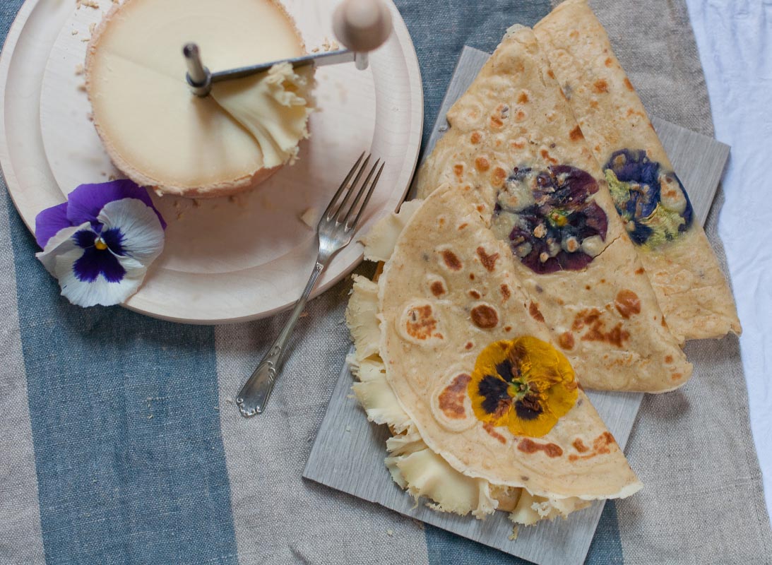 Crepes fiorite con il Tête de Moine