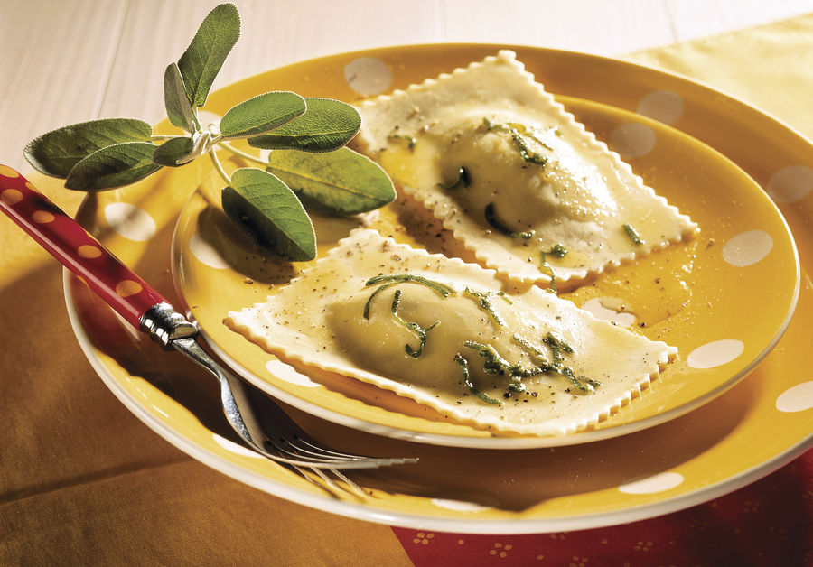 Ravioloni di Gruyère al burro e salvia