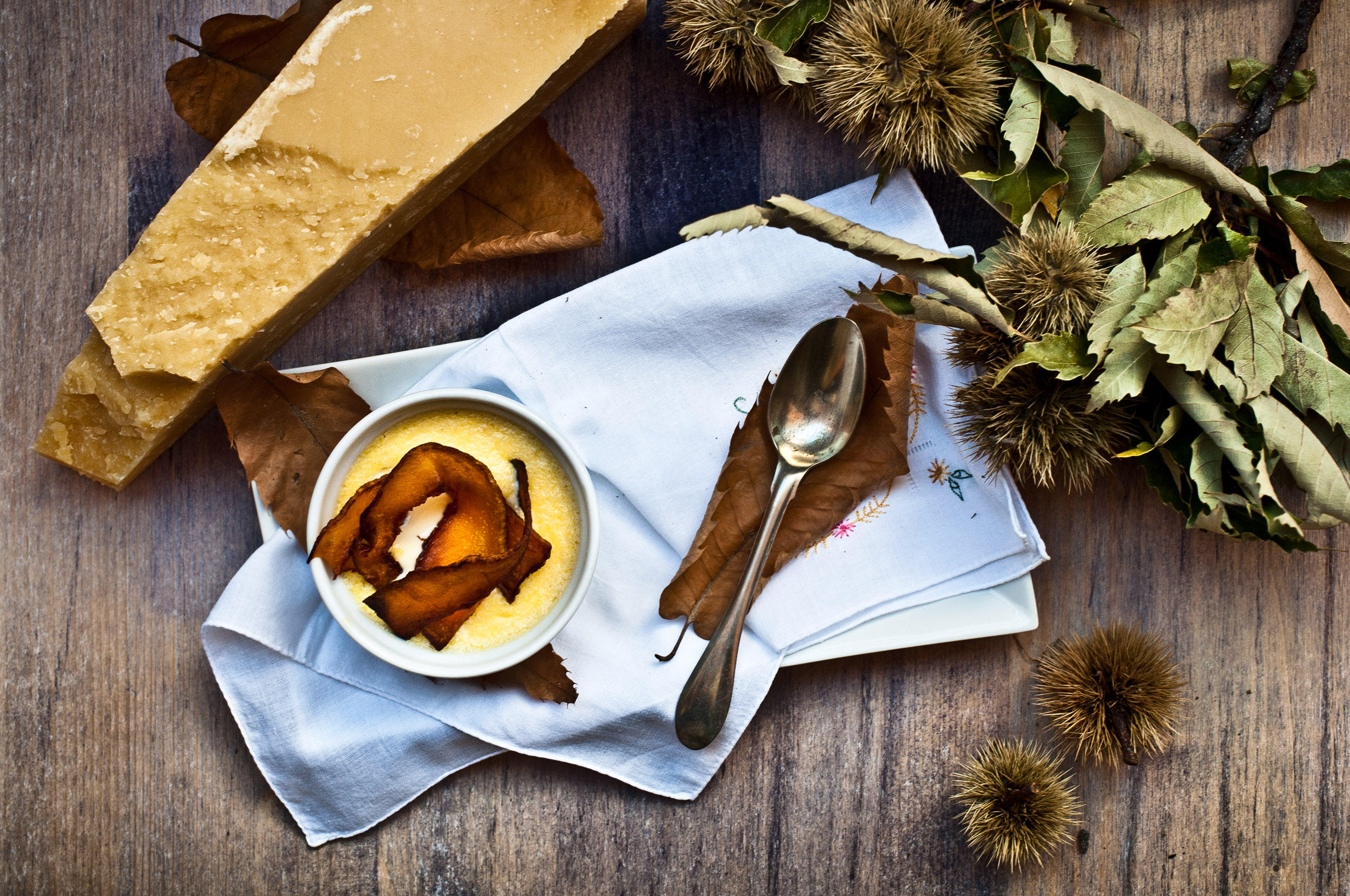 Crème brûlée allo Sbrinz DOP e chips di zucca