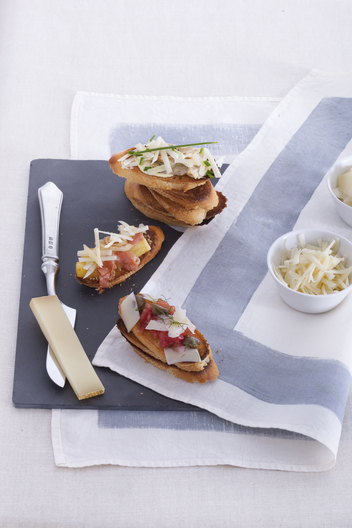 Bruschette di Le Gruyère DOP con insalatina di mini straccetti di pollo arrosto ai cetrioli con maionese all’erba cipollina