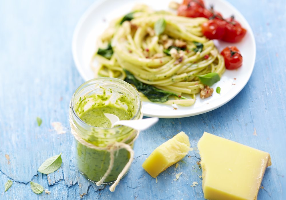 Pesto di basilico a base di Gruyere d’Alpage DOP servito con linguine, spinaci, pomodori confit e noci