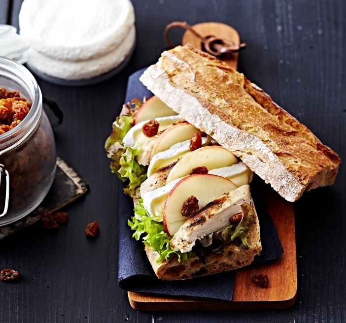 Baguette al pollo con spicchi di mela e Tomme Vaudoise