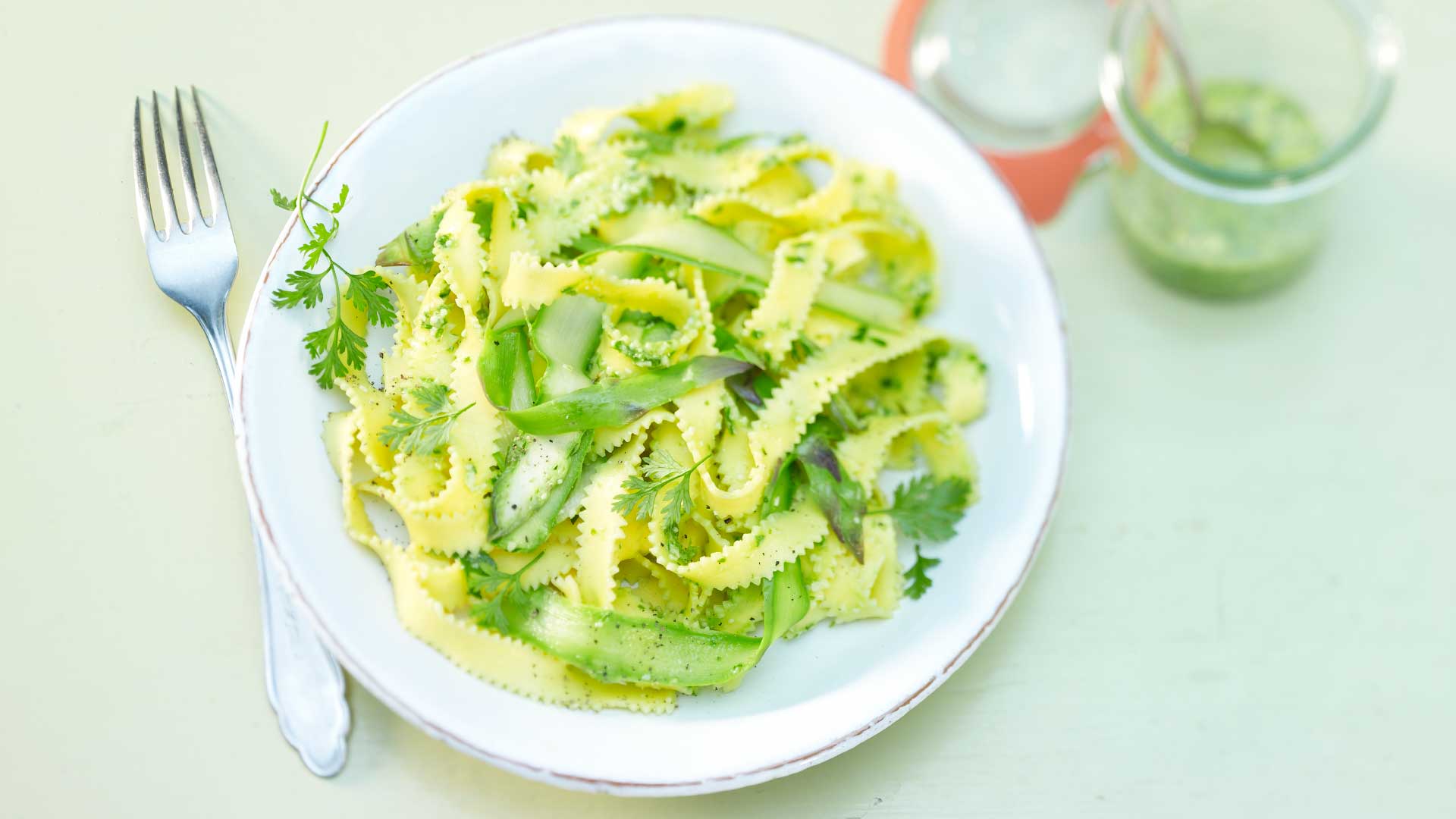 Pasta agli asparagi con pesto di erbe