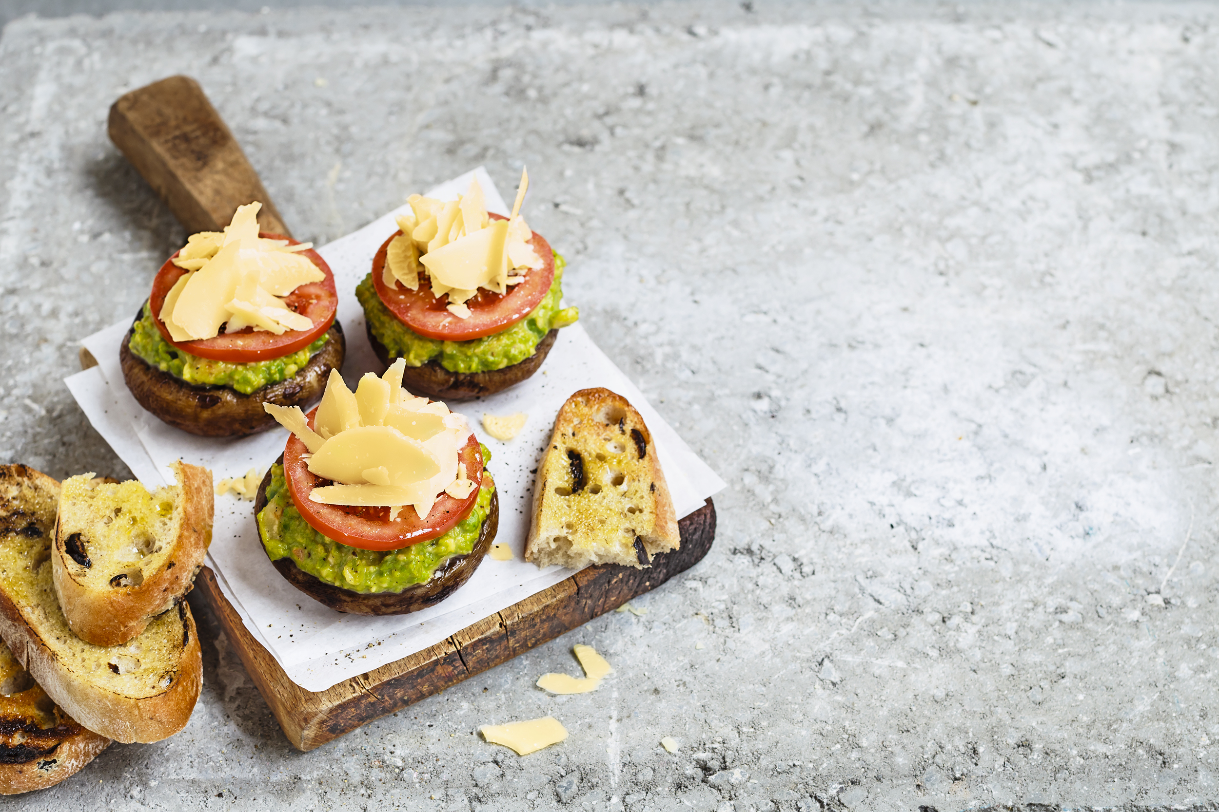 Champignon giganti alla griglia con pesto di piselli e formaggio Bündner Bergkäse